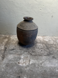 Prachtige vergrijsd antieke claypot Nepal kruik stenen vaas pot landelijk stoer sober vintage 64 x 48 cm