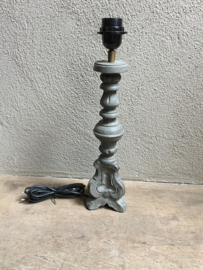 Vergrijsd houten lampje lamp tafellampje bedlampje landelijk grijs hout lampevoetje