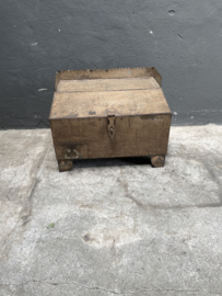 Orgineel uniek Oud metalen lessenaar kassa kassalade kassala desk tafeltje kist kistje vintage landelijk industrieel