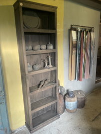Hoge vergrijsd houten platte kast boekenkast keukenkast schap rek winkelkast landelijk stoer sober  H201 x B61 x D23 cm