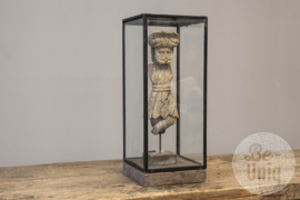 Prachtig groot glazen vitrine showcase in zwart metalen frame op truckwood plankje plateau industrieel landelijk stoer
