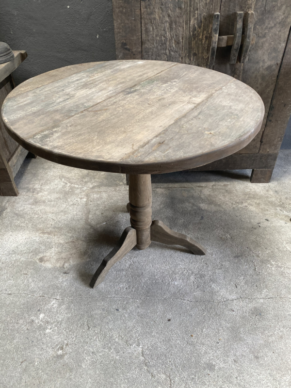 Oud vergrijsd houten tafel rond bijzettafel wijntafel wijntafeltje landelijk stoer | Meubels | 't Jagershuis