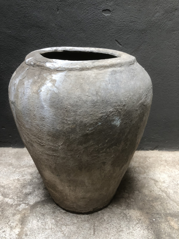 Oude grote stenen kruik olijfkruik pot vaas landelijk robuust grijs sober