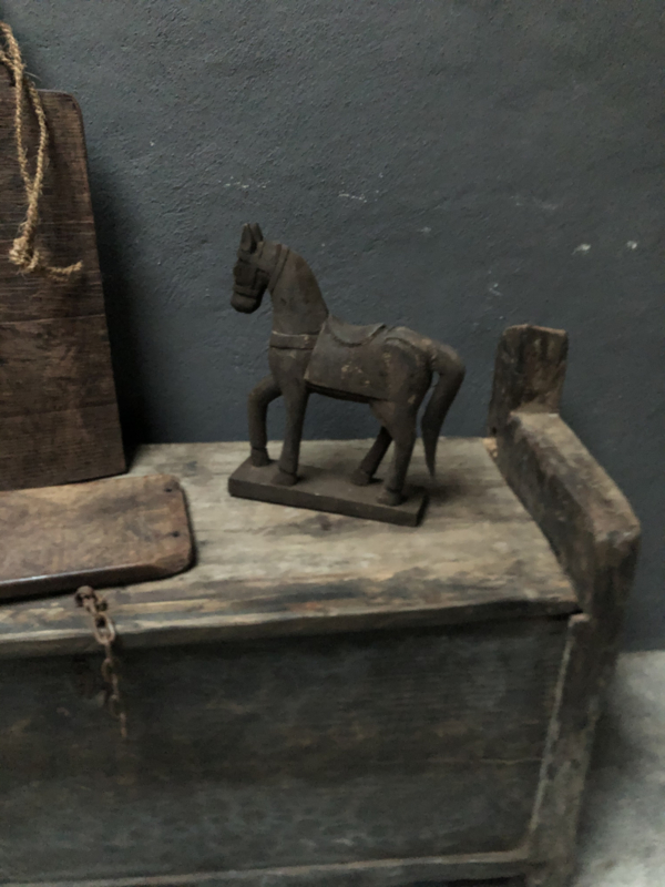 Vergrijsd oud houten paardje paard hobbelpaard hobbelpaardje horse pferd landelijk landelijke stijl stoer sober donker