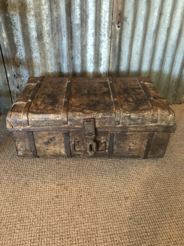 huilen Plotselinge afdaling dun Oude metalen ijzeren koffer suitecase industrieel landelijk kist vintage  retro | Decoratie | 't Jagershuis