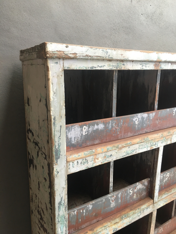 Hele gave oude houten metalen kast 109 x 30,5 x H162 cm grutterskast vakkenkast winkelkast stoer landelijk industrieel vintage | | Jagershuis