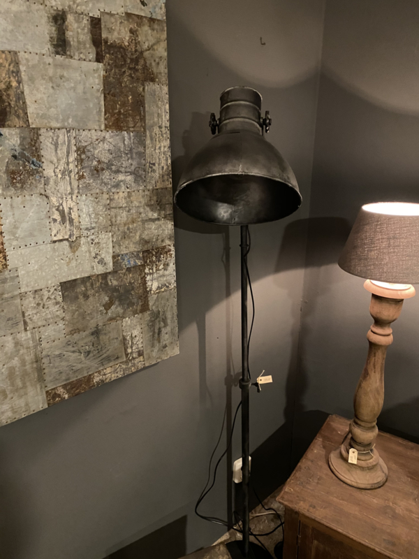 Stoere vloerlamp staande lamp zink industrieel landelijk antraciet mat old look vaalzwart staande leeslamp | Verlichting lampen | 't Jagershuis