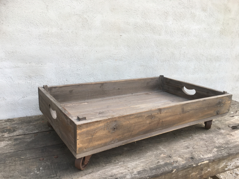 Smederij token Supplement Vergrijsd houten dienblad tray kist op wieltjes industrieel landelijk  vintage stoer hout grijs | Decoratie | 't Jagershuis