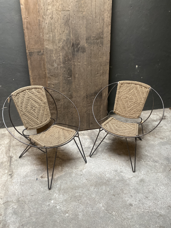 Hele gave metalen stoel stoeltje stoeltjes fauteuil boho met jute zitting rond landelijk stoer sober vintage industrieel Ibiza