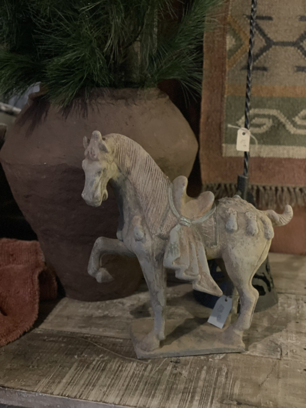 Terracotta stenen paard horse beeld mat vergrijsd