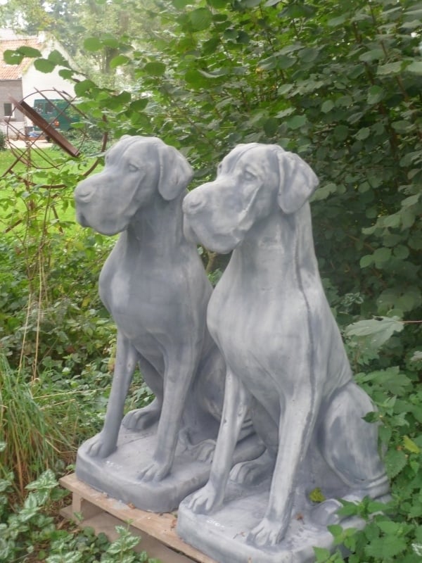 Scheermes Previs site mozaïek Groot betonnen beeld duitse dog hond beton tuinbeeld grijs grijze landelijk  stoer robuust groot | Tuin | 't Jagershuis