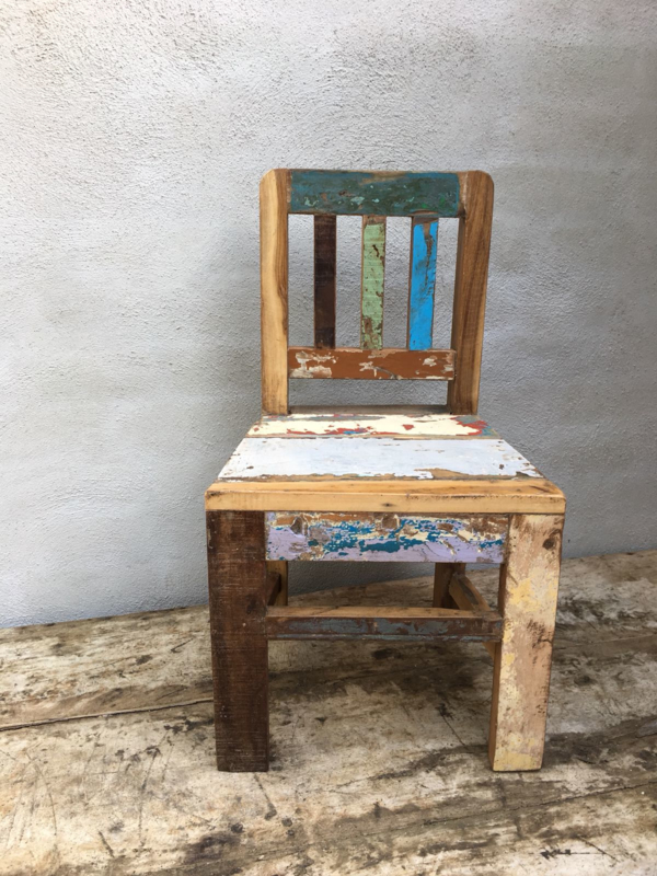 Stoer oud houten kinderstoeltje stoeltje fauteuil lounge zitstoel kleur  landelijk doorleefd vintage hout sloophout