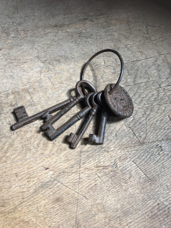 Gietijzeren sleutelbos 5 sleutels en ring munt brocant landelijk oude stijl