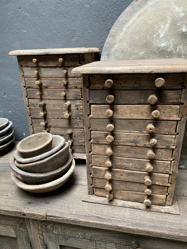 Schattig orgineel oud vergrijsd houten ladekastje ladenkastje kastje laatjes landelijk stoer oud vintage