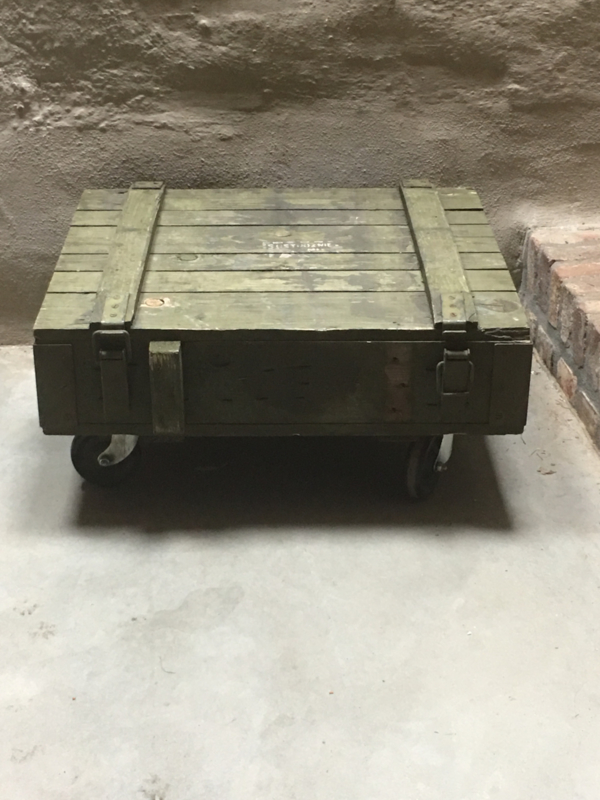 Oude houten kist legerkist op wielen tafel salontafel vintage army khaki landelijk stoer groen