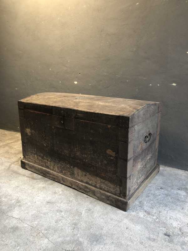 Prachtige grote originele oude vergrijsd kist dekenkist landelijk industrieel grijs zwart metalen beslag | Meubels | 't Jagershuis