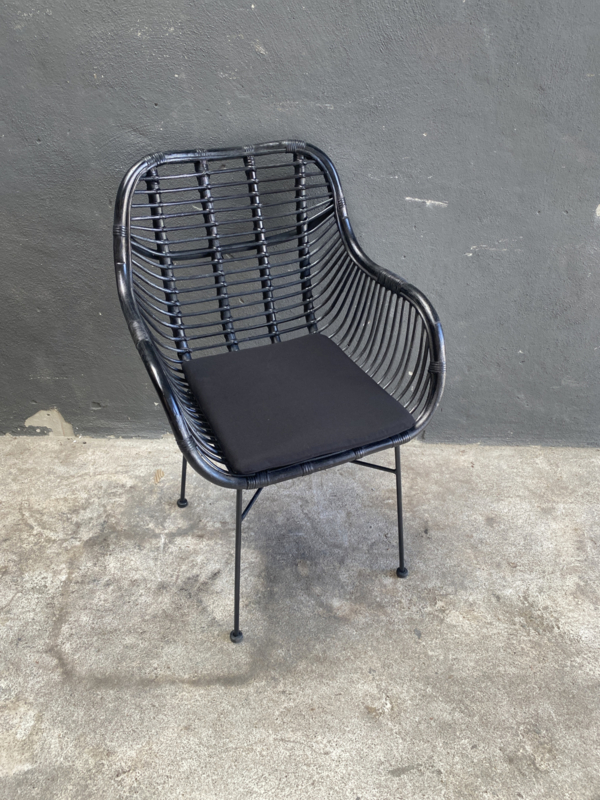 Zwarte Vintage rotan rieten stoel fauteuil landelijk industrieel metalen onderstel zwart stoer jaren '70 retro rieten lounge urban tuinstoel