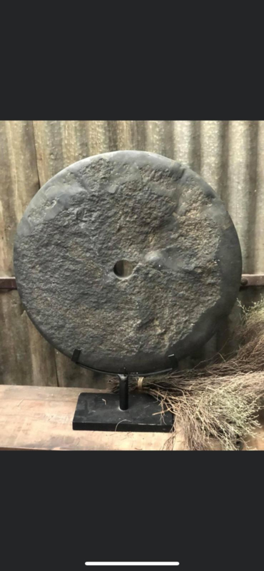Prachtig groot handgekapte hardstenen ronde steen grijs grinder wiel in voet raamdecoratie landelijk stoer industrieel