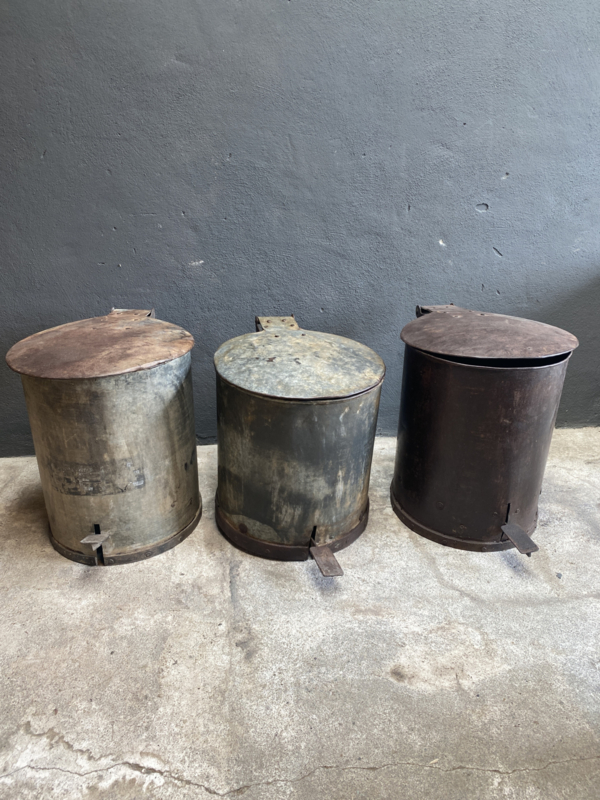 Oude metalen vintage vuilnisbak prullenbak ton voerton landelijk industrieel oud metaal