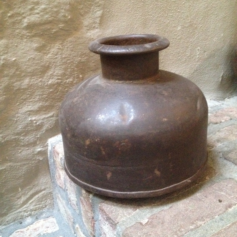 Oude ijzeren waterkruik pot kruik vaas metaal industrieel landelijk vintage etnisch