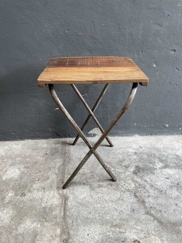 Vintage metalen bistro klaptafel tafeltje bijzettafeltje tafel landelijk industrieel met houten sloophouten blad opklapbaar | Meubels 't Jagershuis