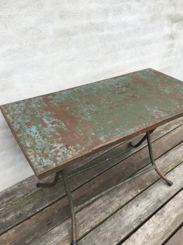 Oude metalen klaptafel klaptafels tafel tafeltje extra bijzettafel