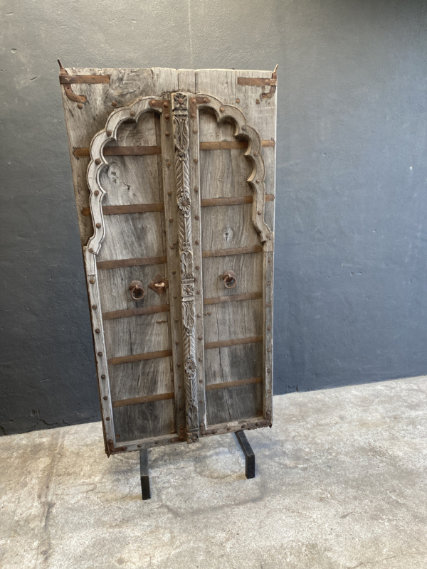 Stoere vergrijsd houten oude deur poort Luik op voet  standaard staand scherm kamerscherm Roomdivider  landelijk stoer industrieel urban zwart grijs met roestbruin metalen details beslag