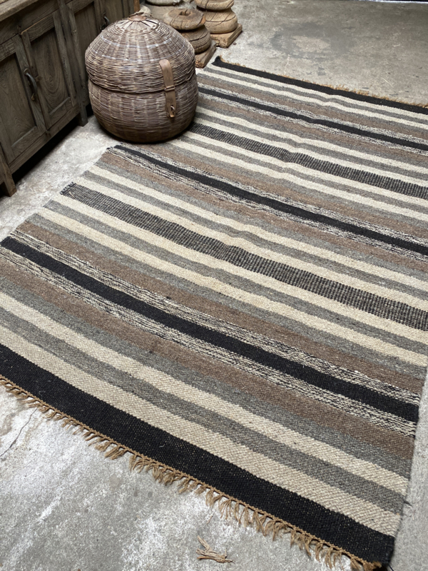 Prachtig uniek sober grijs zwart bruin gestreept carpet kleed vloerkleed tapijt 150 cm stoer landelijk vintage | Decoratie | 't Jagershuis