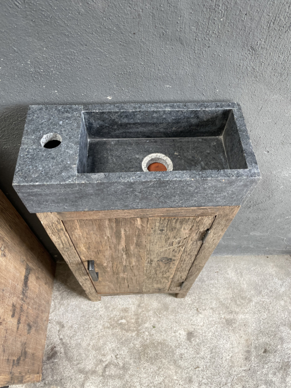 Landelijk industrieel oud houten toiletmeubel wastafelmeubel hardstenen wasbak toilet Meubels | 't Jagershuis