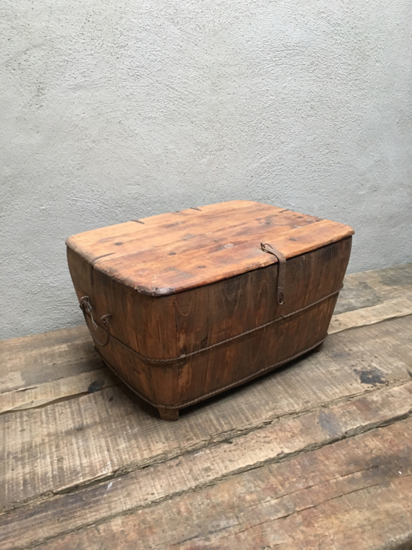Oud houten olijfbak bak schaal koffert rommel mand met deksel klep landelijk stoer industrieel vintage stoer hout metalen beslag
