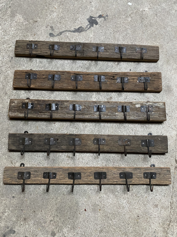 Railway houten kapstok oud hout stoer landelijk plank grof nerf  wandhaken wandkapstok industrieel