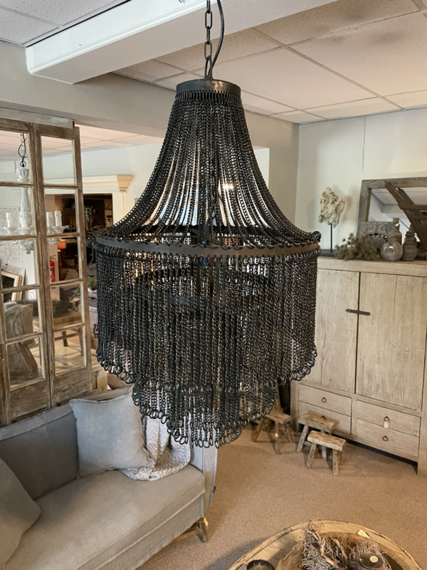 Stoere zwarte metalen hanglamp kroonluchter groot ketting kettingen stoer landelijk industrieel vintage Verlichting lampen | Jagershuis