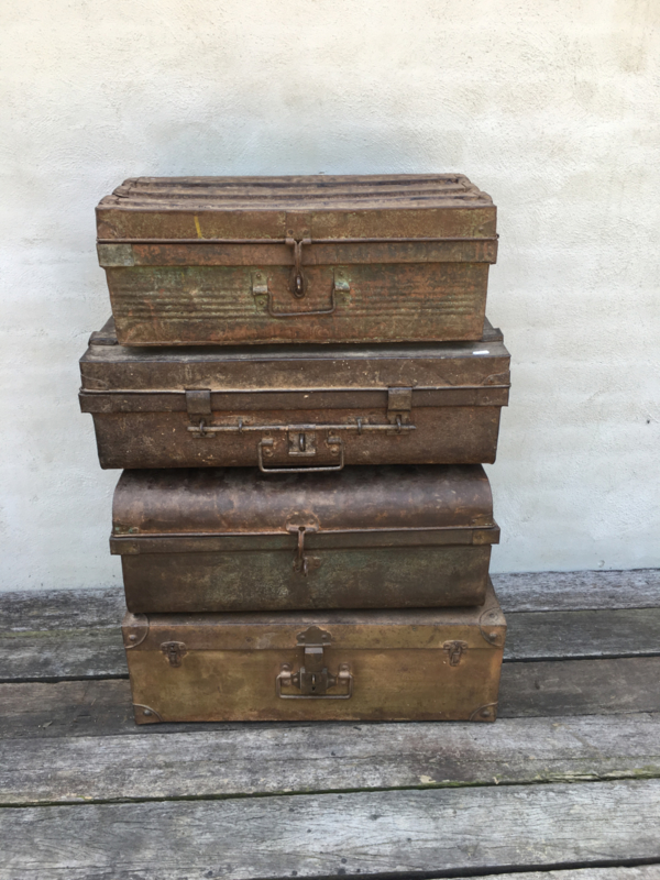 Oude metalen ijzeren koffer suitecase industrieel opbergruimte landelijk kist vintage retro