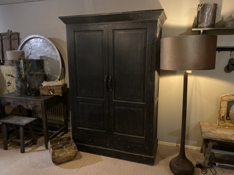 Grote zwarte houten 2 deurs linnenkast keukenkast voorraadkast landelijk stoer robuust zwart