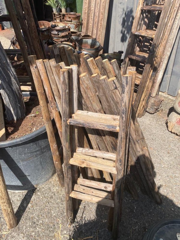evalueren Zending Manhattan Oud houten laddertje ladder rek handdoekenrek plaid 160 cm schuin  laddertjes gemaakt van oude paaltjes landelijk stoer | Decoratie | 't  Jagershuis