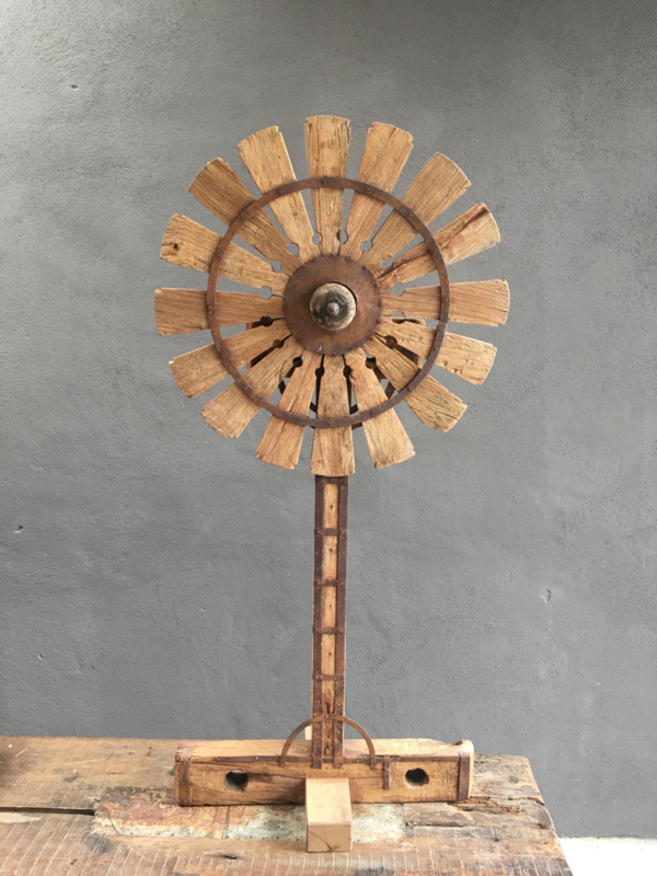 Oud houten spinnenwiel op standaard voet landelijk stoer industrieel ornament decoratie 128 cm