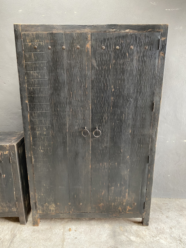 Oud stoer houten kast kleerkast servieskast 2 deurs 190 x 120cm  landelijk grijs zwart oud beslag ringen industrieel