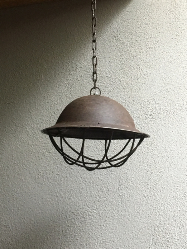 Oude metalen leger army helm lampekap legerhelm lampenkap met korf incl ketting lamp hanglamp helmlamp lampekap