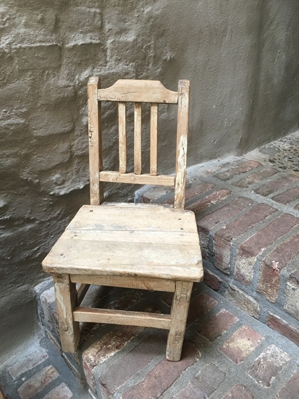 Stoer oud houten kinderstoeltje stoeltje landelijk doorleefd vergrijsd vintage hout sloophout