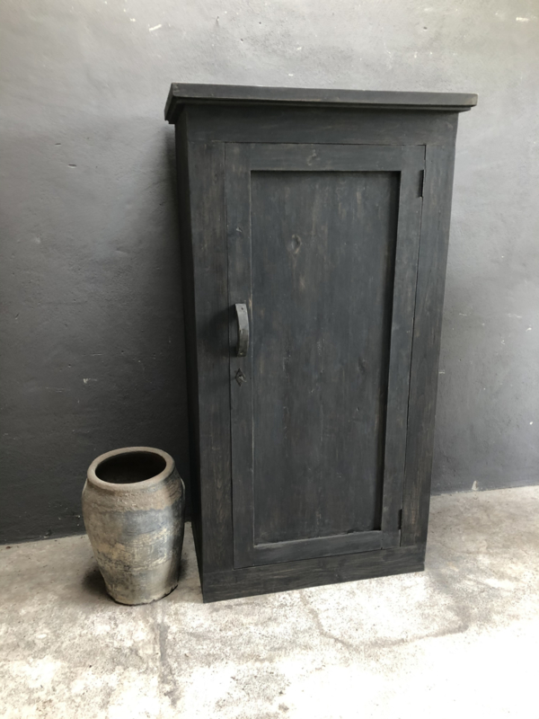 Grote grijze antraciet grijs houten kast 1 deurs deur Lieke stoer landelijk zwart
