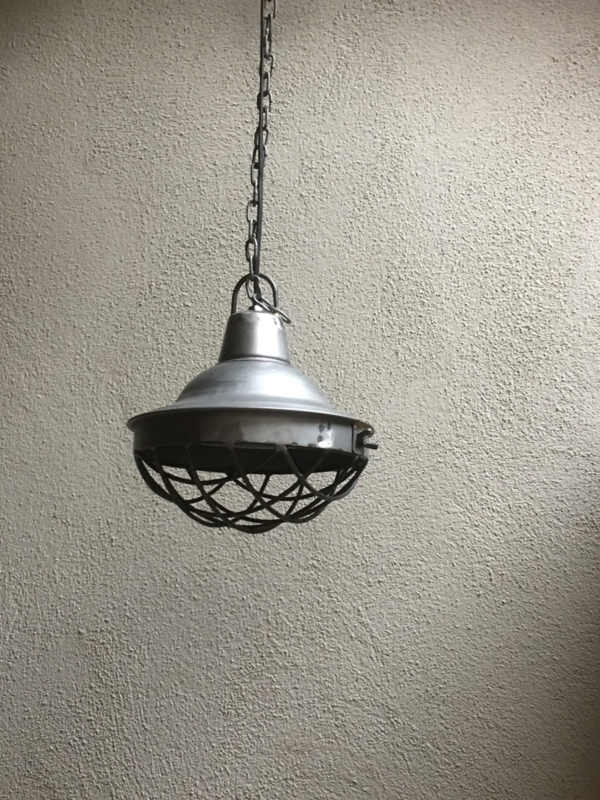 Stoere industriele hanglamp S small klein lamp korf stallamp korflamp