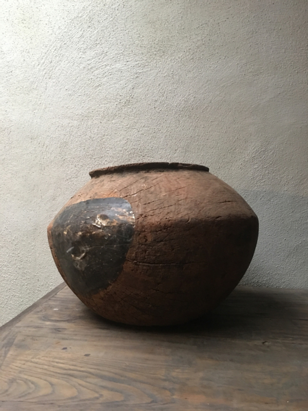 Grote Oude houten pot met metalen beslag kruik vaas hout landelijk stoer robuust groot | Decoratie | 't Jagershuis