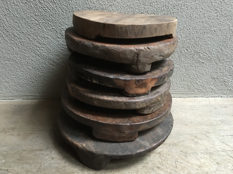 Oude houten roti plank kaasplank rond onderzetters japatti landelijk stoer robuust hout chapati