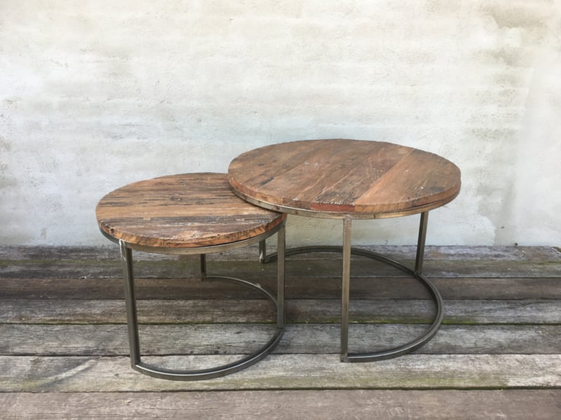 Set van 2 vergrijsd houten metalen tafels tafeltjes tafel tafeltje rond 70 bijzettafel salontafel bijzettafeltje railway hout landelijk industrieel vintage hout metaal | Meubels | 't Jagershuis