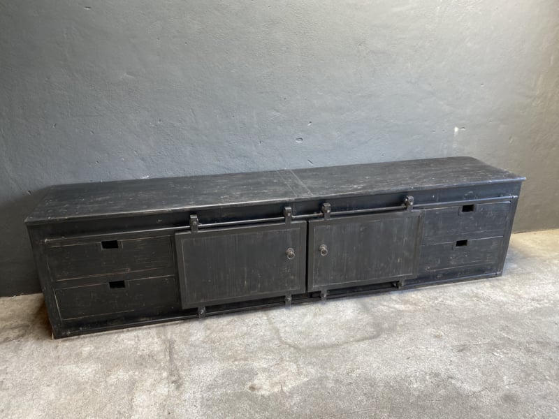 Stoer zwart houten tv meubel televisiekast dressoir kast sideboard landelijk stoer industrieel metalen schuifdeuren lades | Meubels | Jagershuis