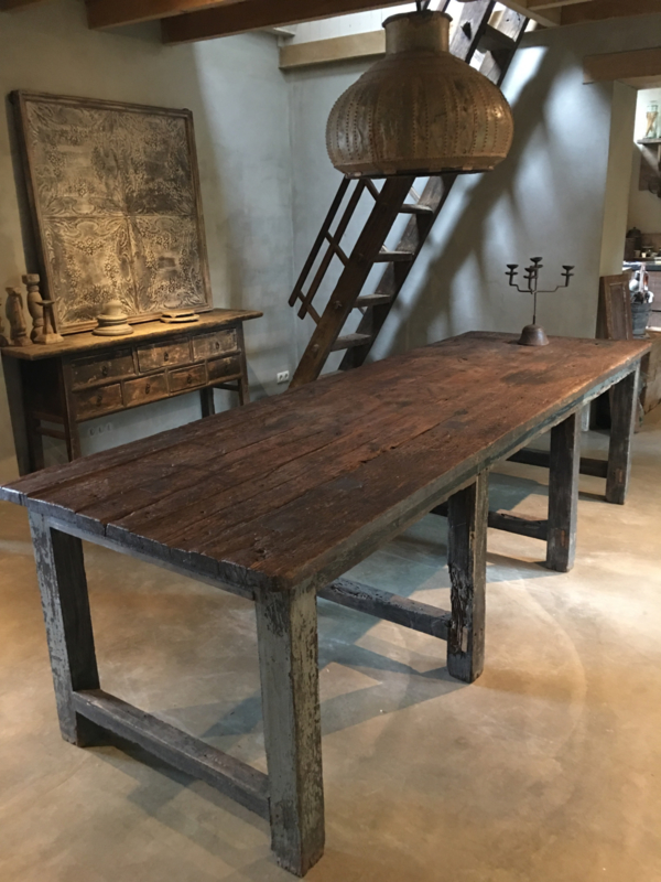 Stoere grote oude grove tafel 3 meter 300 cm eettafel grof hout veel nerf fabriekstafel blokpoten boerentafel industrieel urban | Meubels | 't Jagershuis