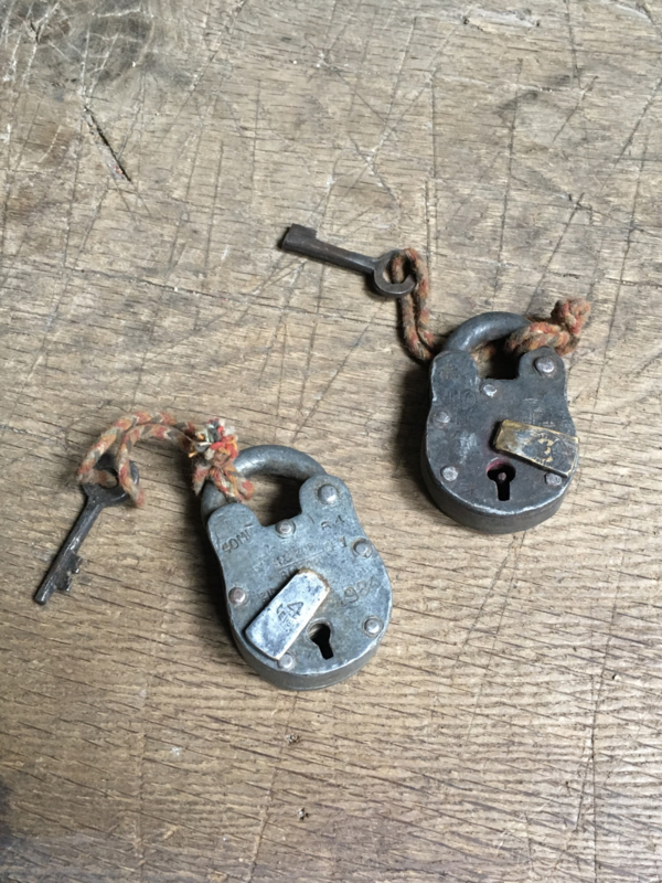 Oude kleine metalen sloten hangslot oud slot slotje met sleuteltjes werkend