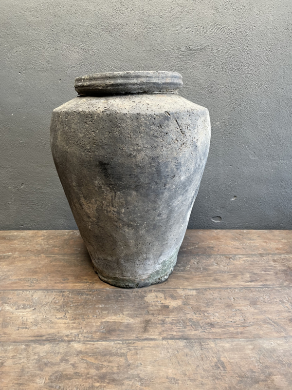 grote oude stenen kruik pot vaas decoratie antiek olijfpot olijfkruik graankruik landelijk catcher | Decoratie | 't Jagershuis