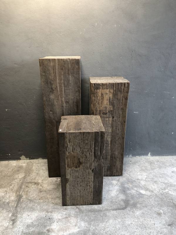 Menda City deur zanger Grote oud vergrijsd houten truckwood railway hout sokkel zuil S pilaar  landelijk 35 x 35 x 70 cm | Meubels | 't Jagershuis