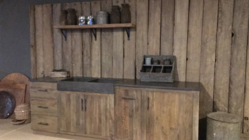 munt Ritueel Diakritisch Stoer vergrijsd houten keukenkast koelkast koelkastkast keuken keukentje  (buiten)keuken oud Elmwood landelijk stoer grijs 200 x 96 x 67 cm | Meubels  | 't Jagershuis